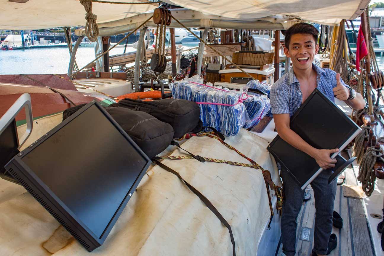 Our friends from Kongsberg delivered several almost new desk top computers for the schools on Pulau Savu.